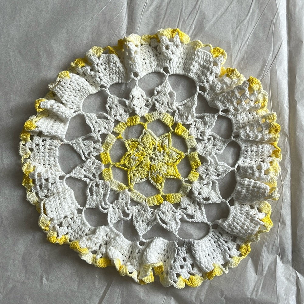 Vintage dolly white yellow circle